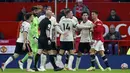 Pemain Manchester United Cristiano Ronaldo (kanan) berdebat dengan para pemain Liverpool pada pertandingan Liga Inggris di Old Trafford, Manchester, Inggris, Minggu (24/10/2021). Liverpool menang 5-0. (AP Photo/Rui Vieira)