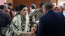 Istri Irman Gusman, Liestyana Gusman berdiskusi dengan kuasa hukum sebelum sidang perdana praperadilan di PN Jaksel, Selasa (18/10). PN Jaksel menunda sidang permohonan praperadilan yang diajukan Irman Gusman melawan KPK. (Liputan6.com/Helmi Afandi)