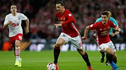 Penyerang Manchester United, Zlatan Ibrahimovic menggiring bola saat pertandingan melawan Southampton pada final Piala Liga Inggris di Stadion Wembley, London, (27/2). MU menang atas Southampton dengan skor 3-2. (AFP Photo / Ian Kington)