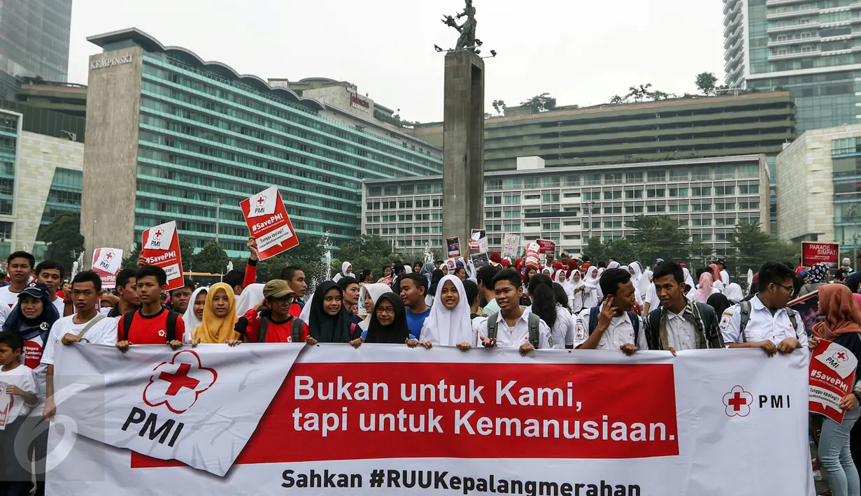 Ratusan sukarelawan Palang Merah Indonesia (PMI) gelar aksi di acara car free day, Bunderan HI, Jakarta, Minggu (6/3). Mereka mendesak DPR untuk mengesahkan RUU Kepalangmerahan menjadi UU Kepalangmerahan pada tahun 2016 ini.(Liputan6.com/Yoppy Renato)