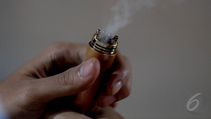 Setelah dilakukan kajian di Kemenkes, rokok elektrik dinilai sangat berbahaya karena memiliki efek ketergantungan, Jakarta, Selasa (19/05/2015). (Liputan6.com/Faizal Fanani)