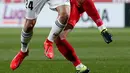 Duel gelandang Real Madrid, Daniel Ceballos dan pemain Girona, Paik Seung-ho pada leg kedua perempat final Copa del Rey di Stadion Municipal de Montilivi, Kamis (31/1). Real Madrid melangkah ke semifinal Copa del Rey  dengan skor 3-1. (PAU BARRENA/AFP)
