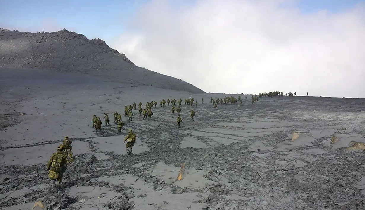 Sepuluh orang masih dinyatakan hilang akibat letusan Gunung Ontake, 27/9/2014 lalu. Pasukan Bela Diri Jepang terus melakukan operasi penyelamatan korban, (7/10/2014). (Joint Staff of the Defence Ministry of Japan/Handout via Reuters)