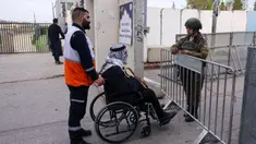 Seorang pria Muslim Palestina yang menggunakan kursi roda tiba di pos pemeriksaan Israel di Bethlehem, Tepi Barat yang diduduki Israel, pada 14 Maret 2025. (Hazem BADER/AFP)