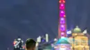 Orang-orang menikmati pertunjukan cahaya di Bund, Shanghai, China timur, pada 5 Oktober 2020, hari kelima libur Hari Nasional dan Festival Pertengahan Musim Gugur. (Xinhua/Wang Xiang)