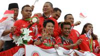 Tontowi Ahmad, Liliyana Natsir, Eko Yuli dan Sri Wahyuni mengikuti parade denga bus Bandros di Terminal 3, Bandara Soekarno-Hatta, Banten, Selasa (23/8/2016). (Bola.com/Nicklas Hanoatubun)