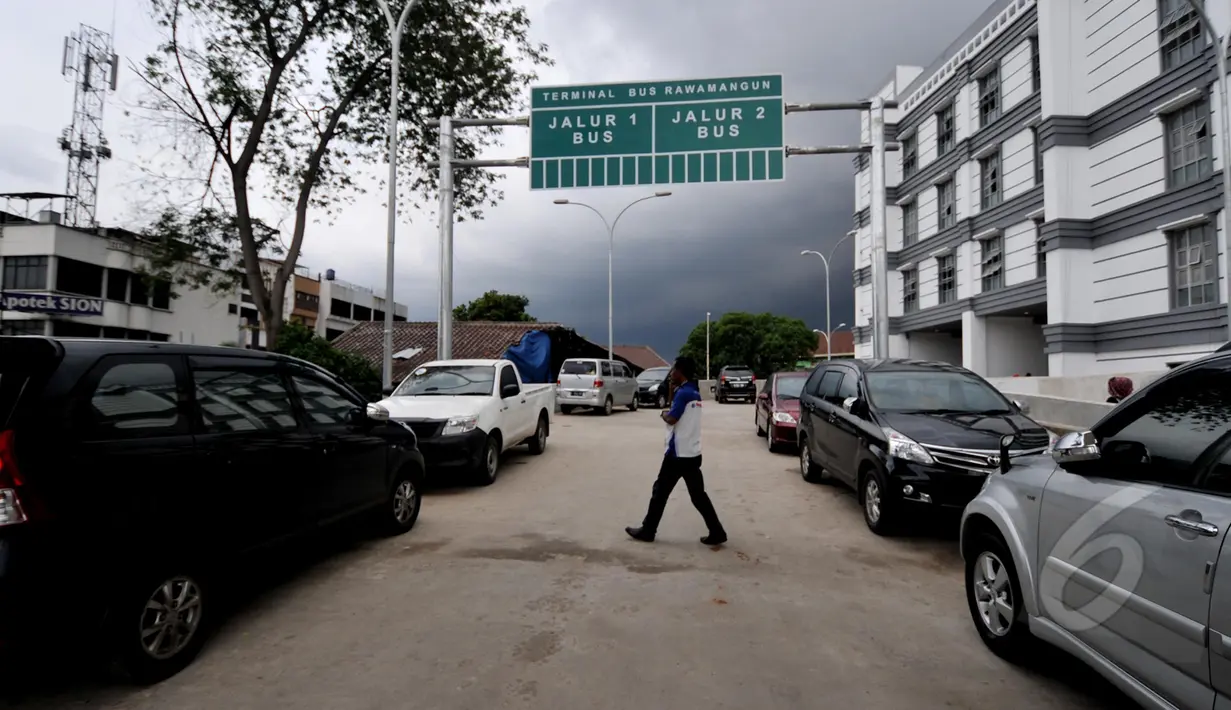 Terminal Rawamangun yang sedang direvitalisasi,  Jakarta, Kamis (12/3/15). Revitalisasi terminal Rawamangun ditargetkan selesai Desember 2014, hingga kini belum beroperasi. (Liputan6.com/Johan Tallo)