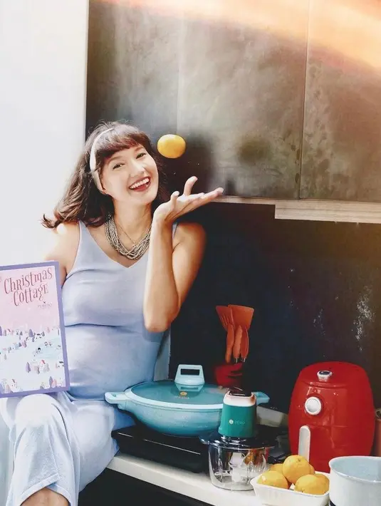 Berpose di dapur, Nadine Chandrawinata terlihat cantik dengan dress biru dan bando yang hiasi rambutnya. (Instagram/nadinelist).