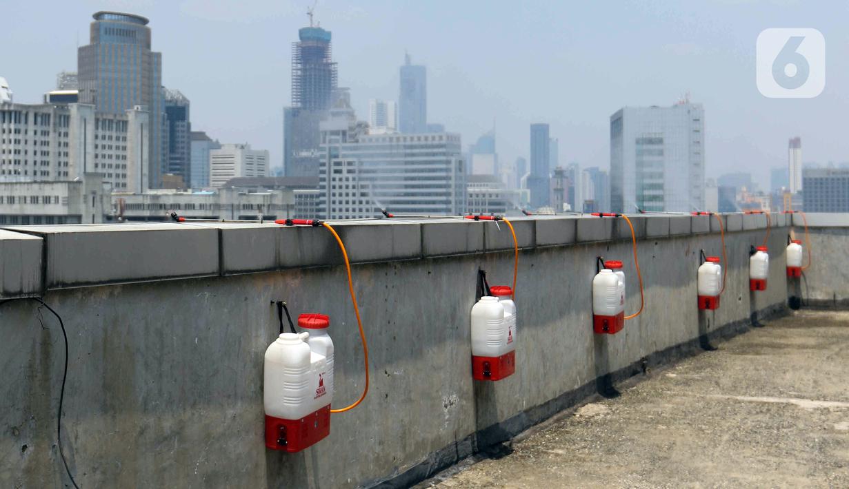 Dalam satu hari, sekitar 1.000 liter air digunakan untuk menyemprotkan air ke udara. (Liputan6.com/Herman Zakharia)