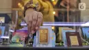 <p>Pegawai menunjukkan emas batangan yang tersusun dalam etalase di Galeri 24, Jakarta, Selasa (13/9/2022). Harga emas Antam hari ini naik Rp 3.000 dibandingkan perdagangan sehari sebelumnya. (Liputan6.com/Angga Yuniar)</p>
