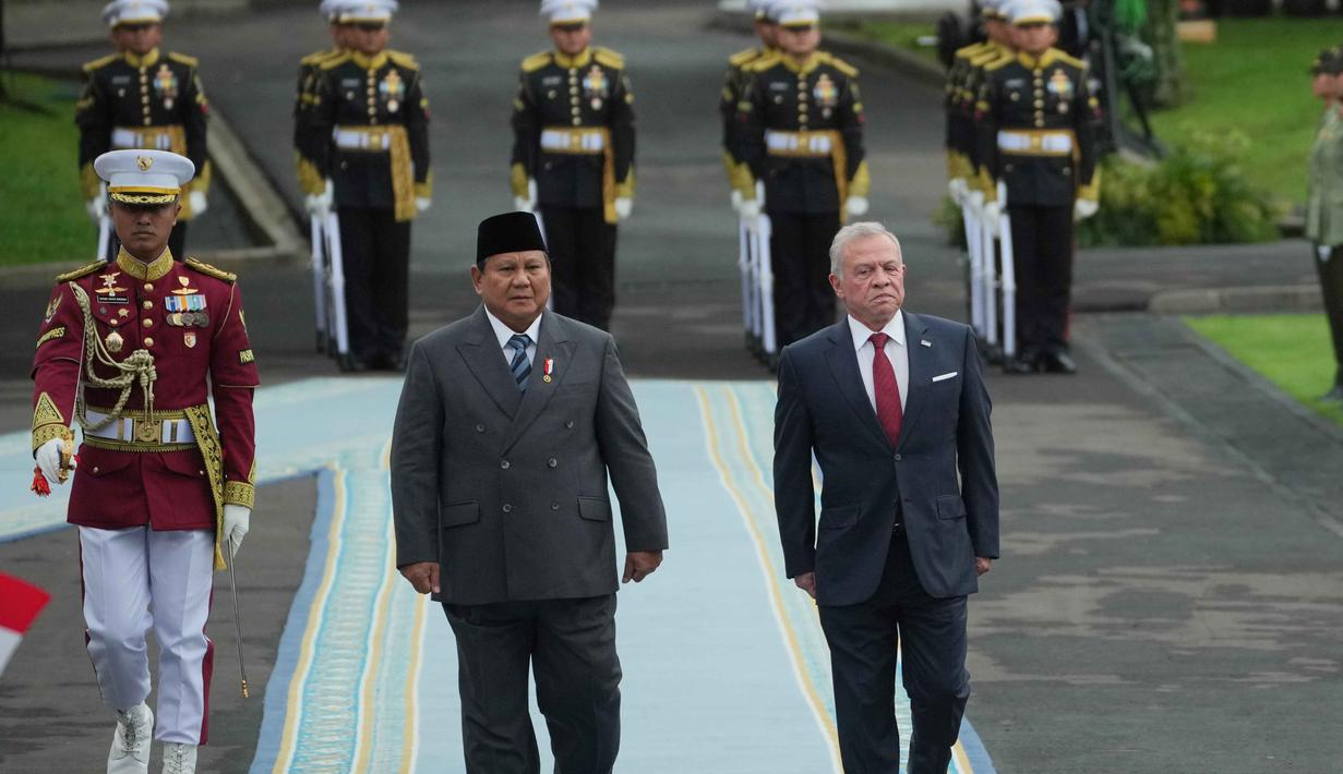 Sebelumnya, Prabowo juga telah melakukan kunjungan resmi ke Yordania pada April 2025. Tampak dalam foto, Raja Yordania Hasyimiah, Abdullah II Ibn Al Hussein, di sebelah kanan, berjalan bersama Presiden Indonesia Prabowo Subianto saat mereka memeriksa pasukan kehormatan selama upacara penyambutan sebelum pertemuan mereka di Istana Merdeka, Jakarta, Jumat 14 November 2025. (AP Photo/Achmad Ibrahim)