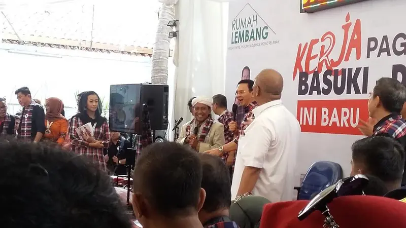 Ahok menerima tamu di Rumah Lembang