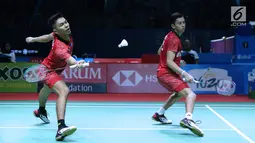 Ganda putra Indonesia, Fajar Alfian/M Rian Ardianto mengembalikan kok ke arah Liu Cheng/Zhang Nan (China) pada 8 besar Indonesia Open 2018, Istora GBK, Jakarta, Jumat (5/7). Fajar/Rian unggul 21-18, 18-21, 25-23. (Liputan6.com/Helmi Fithriansyah)