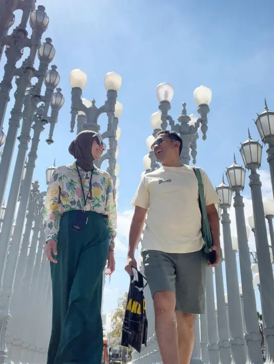 Celana dengan potongan lwide dan blouse floral nuansa senada membuat gaya Zaskia semakin sempurna. [Foto: Instagram/ Zaskiaadyamecca]