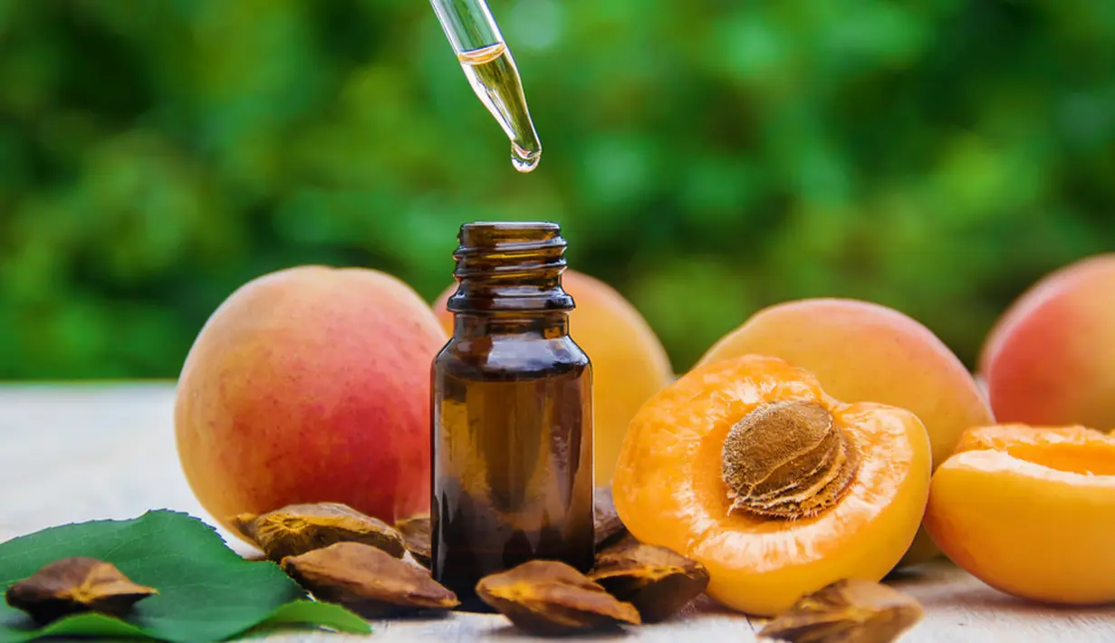Apricot Kernel Oil aman untuk semua jenis kulit, karena sangat kaya akan vitamin A yang menutrisi dan menghidrasi kulit. Oil ini juga membantu menghaluskan dan menenangkan iritasi bagi kulit sensitif. Foto: Shutterstock.