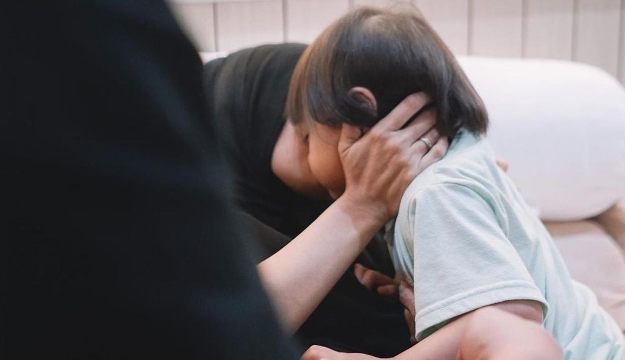 Anak pertama berjenis kelamin perempuan dan anak kedua berjenis kelamin laki-laki, keluarga kecil Asri Kasura dan Arsyadan Qisthi tentunya terasa lengkap. Bayi menggemaskan itu bernama Kemas Muhammad Ashraf Qisthi. Diungkapkan oleh Asri Kasura jelang persalinan, anak pertamanya, Arumi, sempat sedih dan menangis seharian karena belum siap untuk punya adik. (Liputan6.com/IG/@asrikasura)