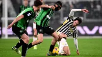 Pemain Juventus, Federico Chiesa, berebut bola dengan pemain Sassuolo, Daniel Boloca, dalam laga Serie A 2023/2024 giornata 20 yang dihelat di Allianz Stadium, Rabu (17/1/2024). (AFP/Marco Bertorello)
