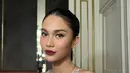 Berkebalikan dengan istri Thariq Halilintar itu, Azizah tampil memesona kenakan gaun tanpa lengan sequin warna silver. Anting-anting panjang warna senada pun menambah sentuhan mewah pada penampilannya. Sementara rambutnya ditata bergaya  sleek ponytail. [@azizahsalsha_/@aaliyah.massaid].