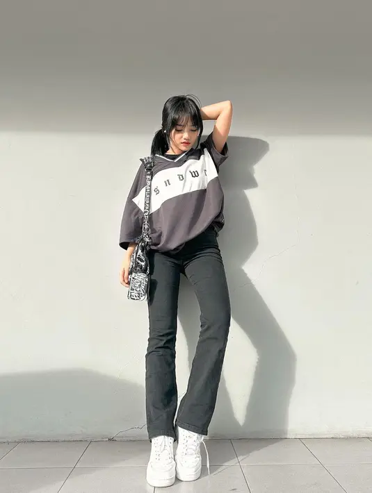 <p>Fuji tak sedikit membagikan potret dirinya mengenakan celana jeans. Seperti foto terbaru yang diunggahnya ini, Fuji menampilkan dirinya dalam balutan atasan lengan panjang dengan celana jeans panjang berwarna hitam yang otomatis membuat dirinya terlihat lebih tinggi. Foto: Instagram.</p>