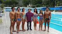 Pelatih Kepala Renang, Marifa Herman Yus, bersama para atlet proyeksi SEA Games 2017 dan Asian Games 2018 di GOR Soemantri, Kuningan, Rabu (15/2/2017). (Bola.com/Zulfirdaus)