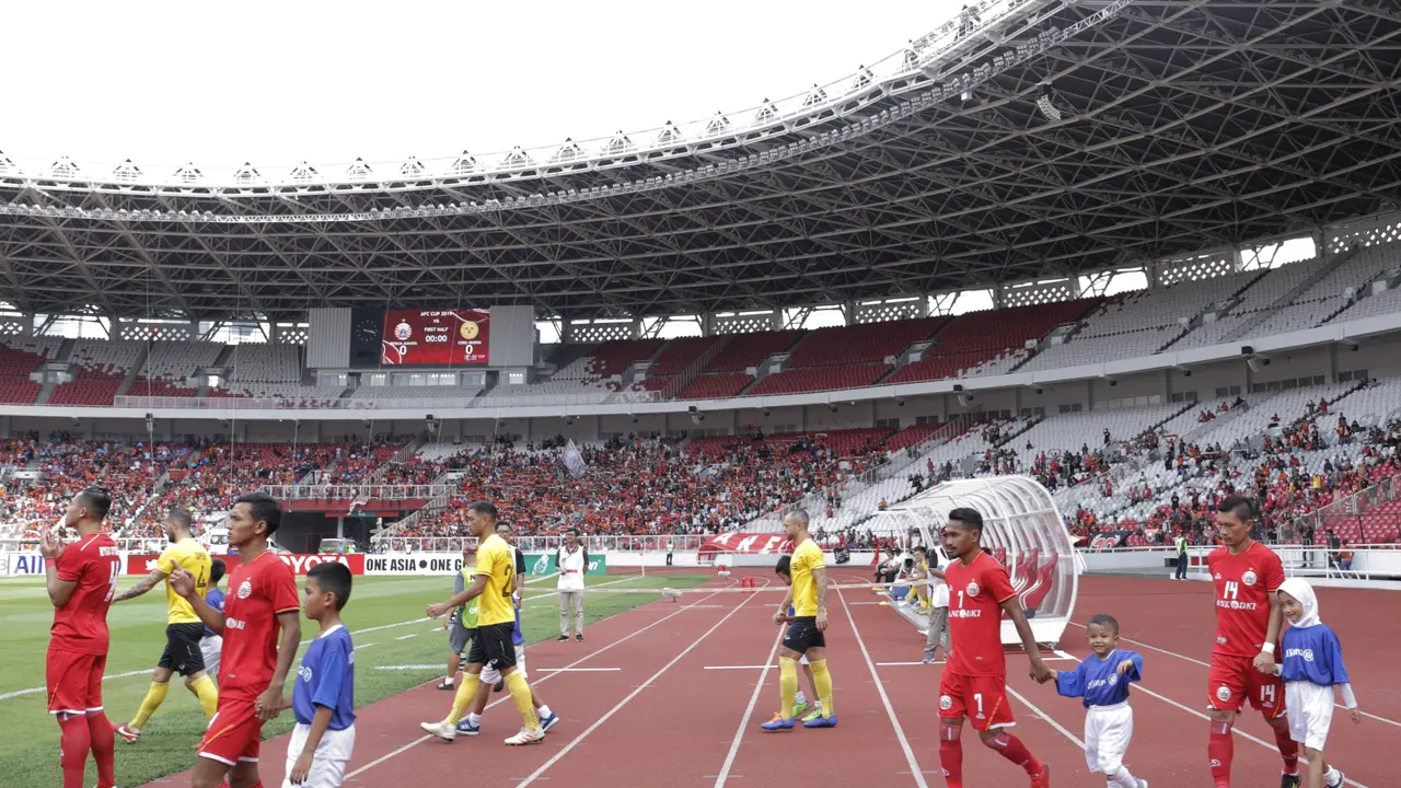 Pemain Persija Jakarta bersama player escort kid