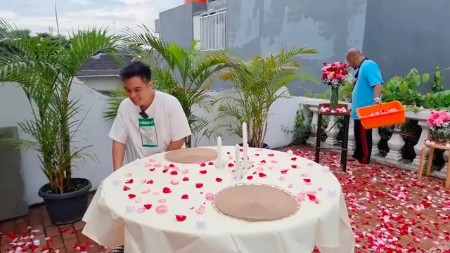 Momen Baim Wong Beri Surprise Untuk Paula Verhoeven, Dinner Romantis di Rooftop. (Sumber: YouTube/Baim Paula)