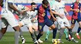Pemain Barcelona, Lamine Yamal berusaha melewati penjagaan dari sejumlah pemain Deportivo Alaves dalam laga lanjutan Liga Spanyol 2024/2025 di Estadi Olimpic Lluis Companys, Barcelona, Spanyol, Minggu (02/02/2025) waktu setempat. (AFP/Josep Lago)