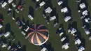 Salah satu balon udara bersiap untuk diterbangkan di Bristol International Balloon Fiesta ke 37  di Inggris, Jumat (7/8/2015). Festival balon terbesar di eropa ini berlangsung selama empat hari.  (REUTERS/Toby Melville)