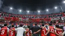 Para pemain Timnas Futsal Indonesia bernyanyi bersama dengan suporter Indonesia yang tergabung ke dalam La Grande Indonesia setelah laga semifinal Piala Asia Futsal 2026 melawan Jepang di Indonesia Arena, Senayan, Jakarta, Kamis (05/02/2026). (Bola.com/Bagaskara Lazuardi)
