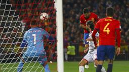 Striker Spanyol, Vitolo, mencetak gol pertama ke gawang Makedonia dalam laga lanjutan Grup G Kualifikasi Piala Dunia 2018 di Estadio Nuevo Los Carmenes, Sabtu (12/11/2016) waktu setempat. (Reuters/ Marcelo del Pozo)