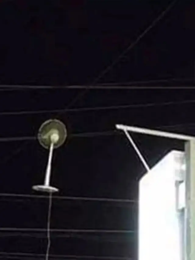 10 Potret Absurd Benda Nyangkut di Kabel Listrik, Ada Jemuran Hingga Mobil