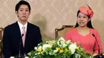 Putri Jepang Ayako, anak bungsu mendiang Pangeran Takamado, dan calon suaminya, Kei Moriya pada konferensi pers pertunangan mereka di Tokyo, Senin (2/7). Putri Ayako dan sang tunangan untuk pertama kali melakukan jumpa wartawan. (AP/Koji Sasahara, Pool)