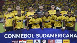 Para pemain starter Barcelona berfoto sebelum menghadapi Lanus pada laga penyisihan grup Copa Libertadores di Banco Pichincha Monumental Stadium, Guayaquil, Ekuador (4/5/2022). Barcelona de Guayaquil didirikan pada 1 Mei 1925 oleh Eutieme Perez, seorang imigran asal Spanyol di Ekuador. Klub yang memilik logo persis sama dengan FC Barcelona ini kini menjelma menjadi salah satu tim terbaik di Ekuador selain LDU Quito. (AFP/Rodrigo Buendia)