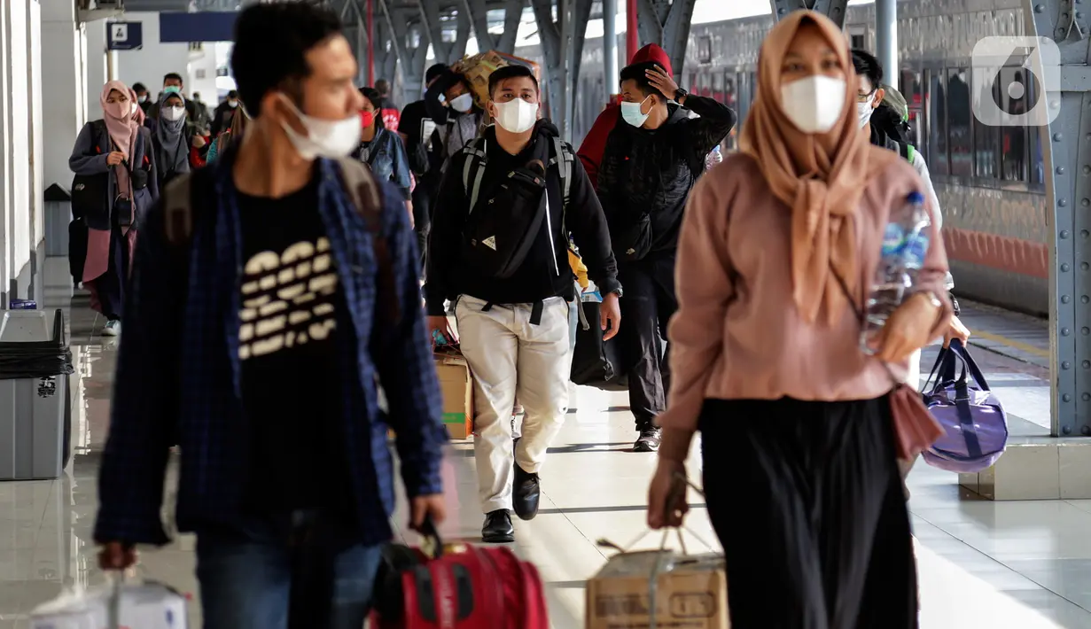 Pemudik tiba di Stasiun Senen, Jakarta, Minggu (23/5/2021). Plt Kepala Dinas Dukcapil DKI Budi Awaludin mencatat hingga hari Sabtu, 22 Mei 2021, atau sepekan arus balik Lebaran, jumlah warga yang tiba di Jakarta sudah mencapai angka 27.160 orang. (Liputan6.com/Johan Tallo)