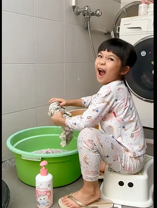 Unggahan tersebut mendapatkan banyak respon positif dari warganet. Meski masih kecil, Glenn telah mengajarkan pada putrinya. "Aduh rajin nastusha mulai kecil da mandiri," tulis lisbethsimanjuntak06. "Diajarin mandiri sejak kecil," tulis parungasri. [Instagram/glennalinskie]