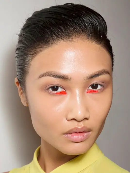 Aksen eksentrik memperlihatkan warna-warna unik yang dipulaskan pada area wajah. [Foto: Pinterest]