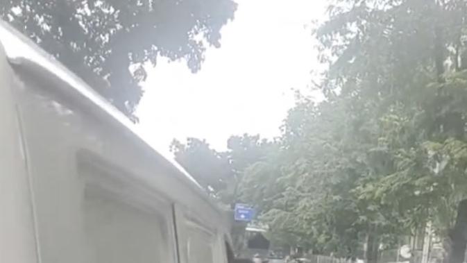 Viral Pengemudi Mobil Boks Acungkan Pisau ke Taksi Online, Begini Akhir Kisahnya