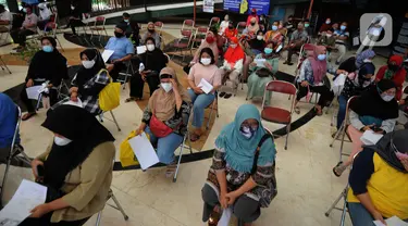 Warga menunggu untuk mengikuti vaksinasi Covid-19 di Setu Babakan, Jagakarsa, Jakarta Selatan, Senin (14/06/2021). Hari ini lebih dari 400 warga seputar Setu Babakan divaksin oleh Dinkes Jakarta Selatan dalam rangka  rangka percepatan vaksinasi Covid-19. (merdeka.com/Arie Basuki)