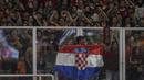 Suporter Persija Jakarta, The Jakmania, membawa bendera negara asal Marko Simic, Kroasia, saat melawan Bali United pada final Piala Presiden di SUGBK, Jakarta, Sabtu (17/2/2018). Persija menang 3-0 atas Bali United. (Bola.com/Vitalis Yogi Trisna)