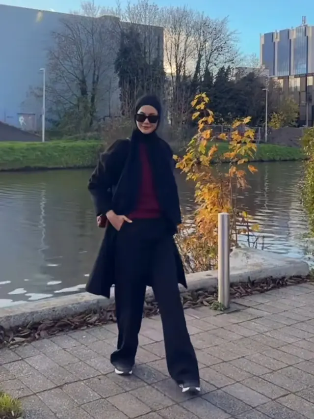 OOTD Paula Verhoeven dan Tya Ariestya di Belanda. [@paula_verhoeven]