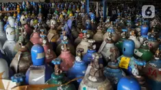 Tabung-tabung oksigen di pabrik gas Industri PT Samator Kawasan Pulo Gadung, Jakarta, Jumat (6/8/2021). Kementerian Kesehatan dan Satgas Covid-19 DPR RI dalam sidaknya menghimbau agar produksi oksigen untuk industri dikurangi dan dialihkan untuk kebutuhan pasien Covid-19. (Liputan6com/JohanTallo)
