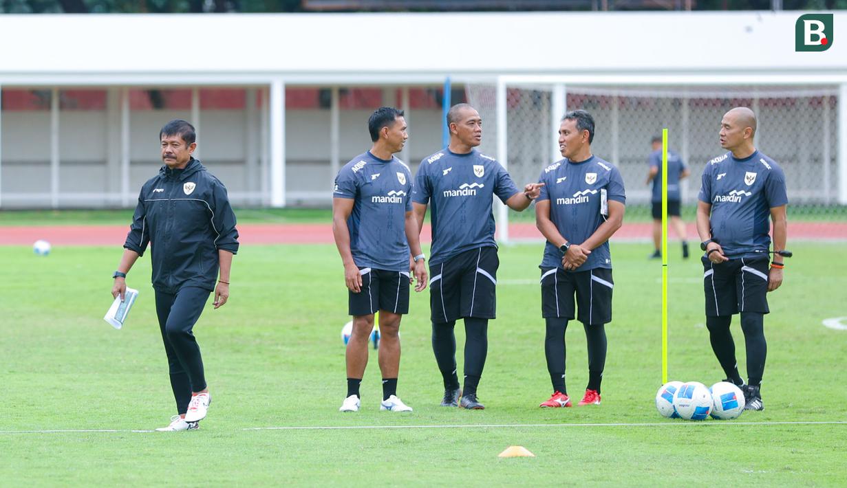Pelatih Timnas Indonesia U-22, Indra Sjafri, memimpin langsung persiapan skuad Garuda jelang menghadapi Timnas Mali di Stadion Madya, Senayan, Jakarta, Jumat (14/11/2025). (Bola.com/M Iqbal Ichsan)