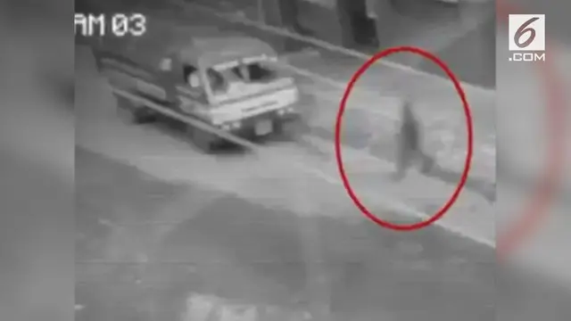 VIDEO: Bayangan Misterius Muncul di Jalanan, Hantu?