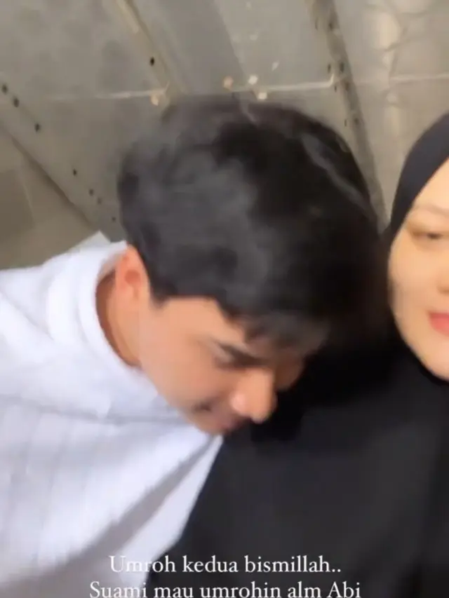 Alvin Faiz bersama Henny Rahman yang hamil tujuh bulan pergi ke Tanah Suci (foto: Instagram alvin_411)