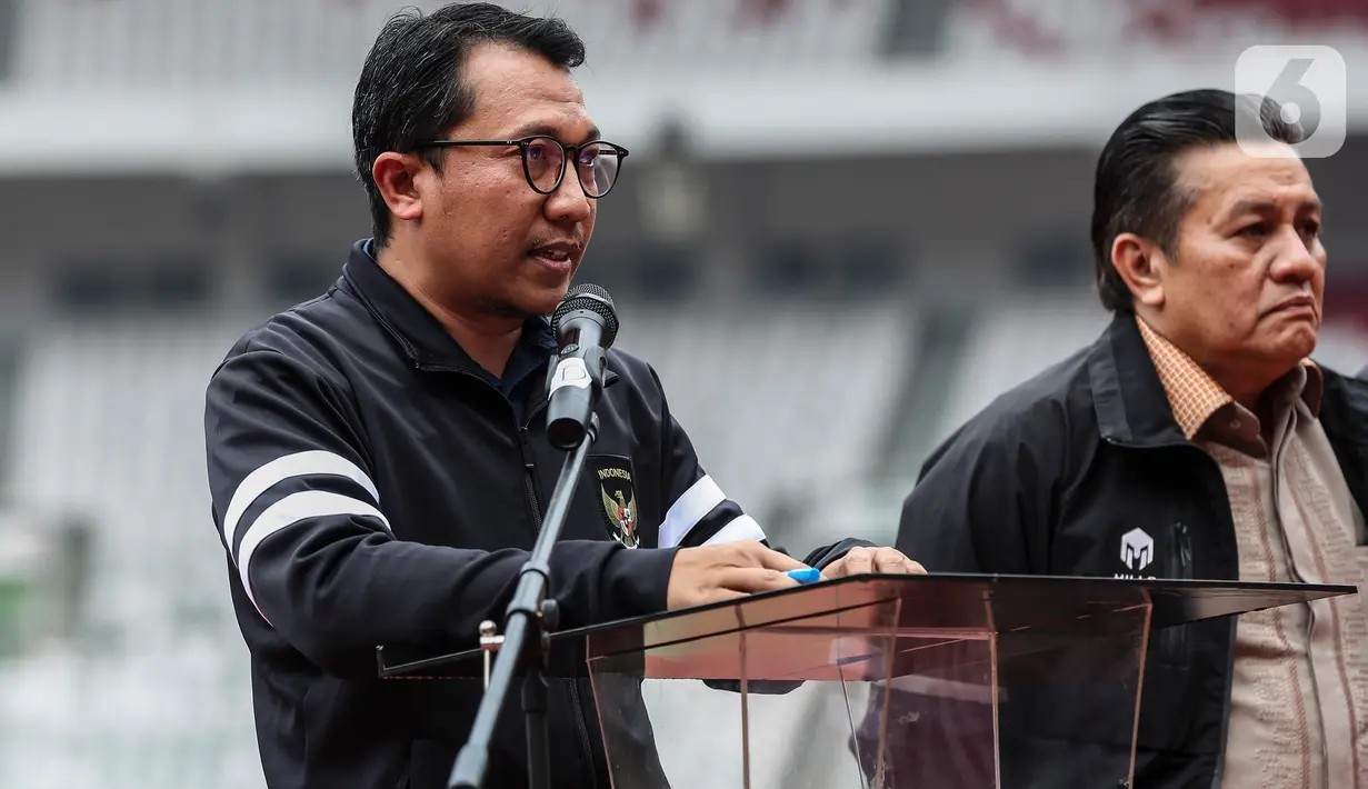 Ketua Komite Pemilihan PSSI Amir Burhanuddin (kiri) dan Ketua Komite Banding pemilihan Gusti Randa mengumumkan sejumlah nama calon ketua dan wakil ketua PSSI di Stadion Gelora Bung Karno (SUGBK), Jakarta, Selasa (31/1/2023). Komite Pemilihan PSSI mengumumkan lima calon ketua, 16 wakil ketua dan 53 komite Eksekutif (Exco) periode 2023-2027. (Liputan6.com/Johan Tallo)