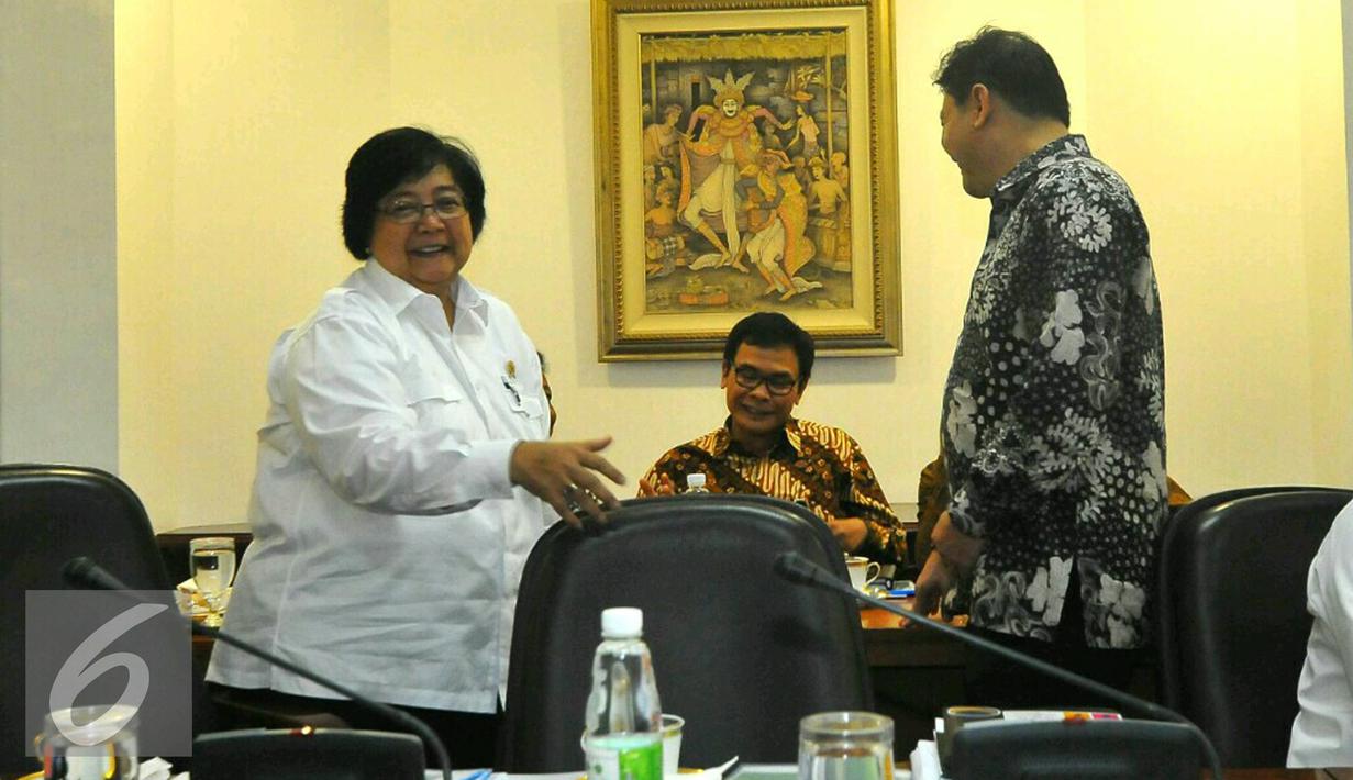 Juru bicara presiden, Johan Budi saat rapat terbatas di Istana, Jakarta, Rabu (11/1). Tujuh provinsi tersebut yaitu Provinsi Riau, Jambi, Sumatera Selatan, Kalimantan Barat, Kalimantan Tengah, Kalimantan, dan Papua. (Liputan6.com/Angga Yuniar)