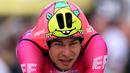 Daftar pertama adalah helm POC Tempor pink bergambar monster kartun hijau milik tim EF Education-Easypost, Stefan Bissegger. Helm tersebut merupakan hasil dari perancangan yang melibatkan juara time trail Olimpiade Beijing 2008, Gustav Larsson dan spesialis aerodinamika dari Semcon, perusahaan teknologi multinasional asal Swedia. (AFP/Thomas Samson)