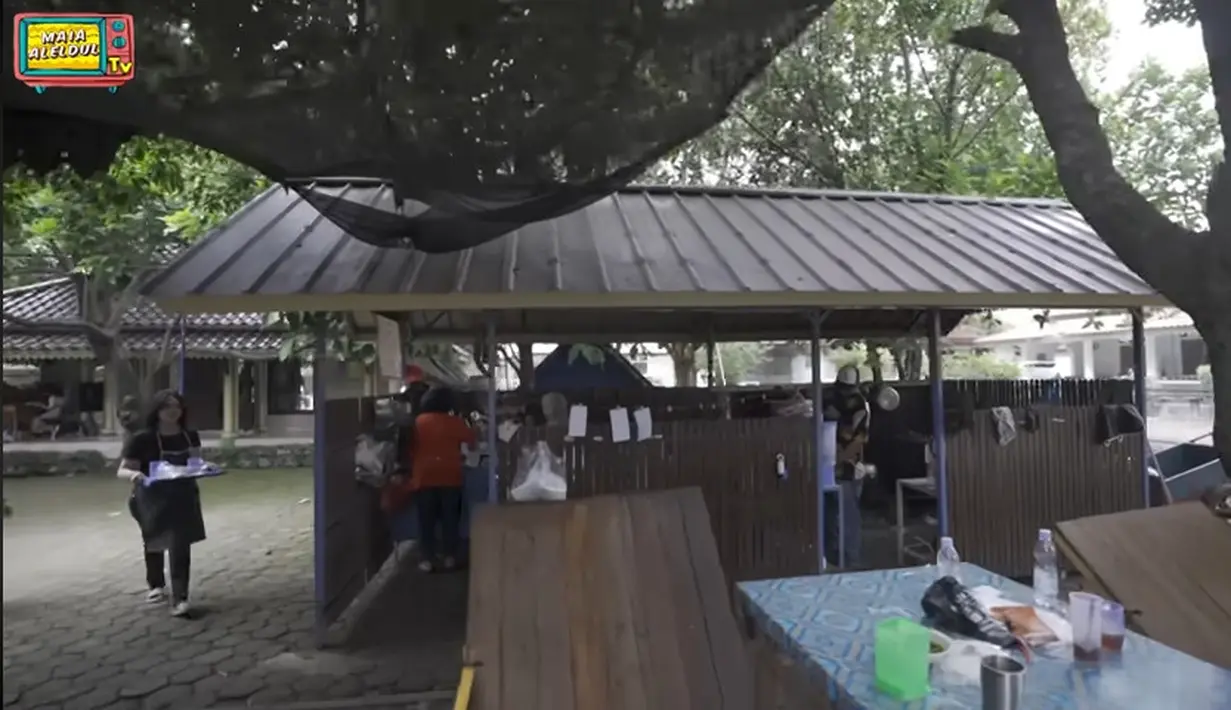 Diwarung tersebut, menyediakan aneka masakan Betawi. Seperti gabus pucung, pecak ikan mas, semur jengkol, sop tangkar, dll. Mandra mengaku yang masak juga sang istri. [Youtube/MAIA ALELDUL TV]