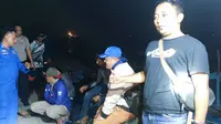Rombongan pemancing berhasil dievakuasi setelah terombang ambing karena mesin perahu mogok. (Dian Kurniawan/Liputan6.com)