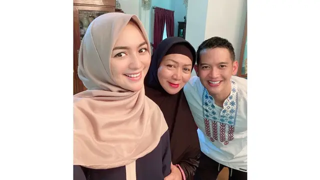 Mertua Ulang Tahun, Ini 6 Momen Kedekatan Rezky Aditya dengan Ibu Citra Kirana